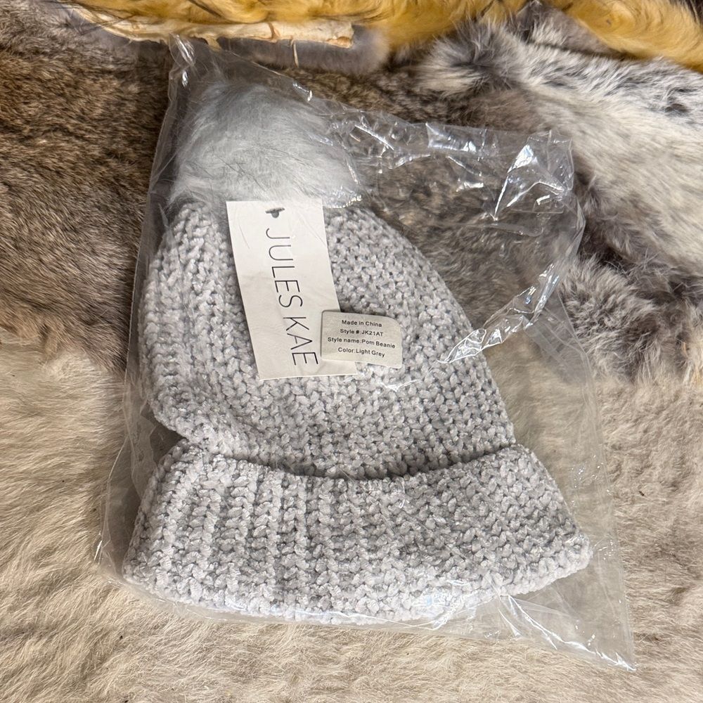 Jules Kae Light Gray Knit Beanie OS (900A) NWT